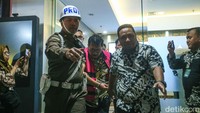 Dengan didampingi sejumlah petugas, Zarof digiring dengan tangan terborgol. Dia menunduk sambil berjalan masuk ke mobil tahanan. Zarof tak menjelaskan apa pun meski dicecar pertanyaan oleh awak media. Dia langsung dibawa meninggalkan gedung Kejaksaan Agung. 