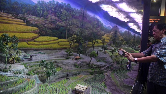 Sejumlah pengunjung mengamati jenis-jenis padi di Indonesia saat peringatan Hari Museum Indonesia (Harmusindo) tahun 2024 di Museum Tanah dan Pertanian, Kota Bogor, Jawa Barat, Jumat (25/10/2024). Peringatan Harmusindo dengan tema Museum untuk Indonesia tersebut diisi dengan kegiatan pameran bersama museum se-Bogor, talkshow dan pentas seni untuk meningkatkan kesadaran masyarakat tentang nilai-nilai sejarah dan budaya yang terkandung dalam koleksi museum. ANTARA FOTO/Arif Firmansyah/nym.