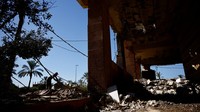 Kantor Al-Mayadeen terletak di dekat bekas lokasi kedutaan besar Iran di Beirut dan dekat dengan pos pemeriksaan tentara Lebanon. Sebelumnya, pemerintah Israel memperbarui larangan terhadap Al-Mayadeen, termasuk penyitaan peralatan dan pemblokiran situs web.   