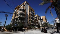 Kondisi kantor berita pro-Iran Al-Mayadeen yang hancur di Jnah, Beirut, Lebanon, Kamis (24/10/2024).  