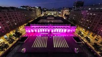 Pemandangan dari drone menunjukkan istana pemerintahan La Moneda diterangi cahaya merah muda sebagai bagian dari bulan kesadaran kanker payudara, di Santiago, Chile, Kamis (24/10/2024).