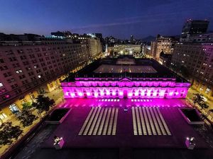 Istana Pemerintah Chile Menyala Pink Peringati Bulan Kesadaran Kanker Payudara