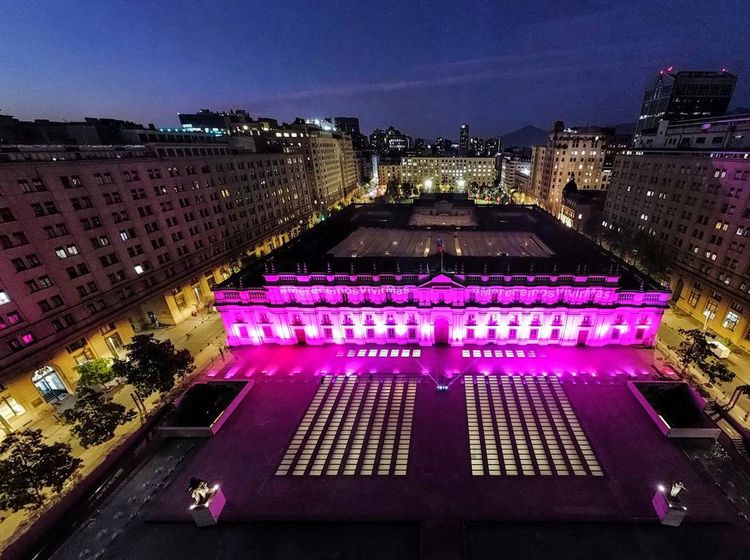 Istana Pemerintah Chile Menyala Pink Peringati Bulan Kesadaran Kanker Payudara