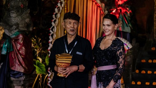 Janet DeNeefe menyerahkan penghargaan Lifetime Achievement Award UWRF kepada Goenawan Mohamad, Rabu (23/10/2024), (Istimewa)