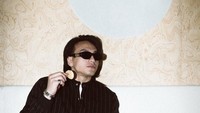 Gaya keren Jefri saat berfoto dengan makanan juga pernah dibagikan. Saat itu, ia tengah menikmati burger dan keripik kentang yang lezat. Foto: Instagram jefri nichol