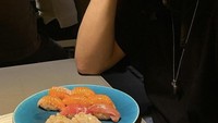 Jefri tampak menunjukkan ekspresi nikmat ketika menyantap sushi. Nigiri sushi itu juga tampak segar dan irisan salmon maupun tuna nya juga tebal. Foto: Instagram jefri nichol