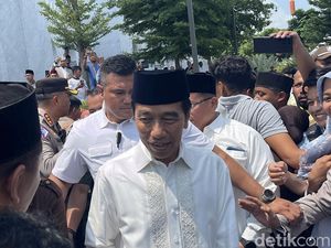 Jokowi Salat Jumat di Masjid Zayed Solo Bareng Kaesang