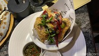 Di menu pembuka, ada Ala Di Pollo Salsa Verde (Rp 65.000), yaitu sajian chicken wing dengan irisan cabe kering dan rocket salad yang enak. Foto: detikFood