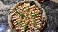 Memasuki hidangan utama ada banyak pilihan yang bisa disesuaikan dengan selera, yang direkomendasikan ada menu Texas BBQ Pizza (Rp100.000).  Foto: detikFood