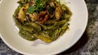 Jangan lupa pesan menu Penne Pesto (Rp 75.000), salah satu pasta andalan di FELLA. Menggunakan homemade pesto, rasa pasta ini gurih. Foto: detikFood