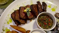 FELLA terkenal dengan menu steaknya yang enak tapi harganya masih ramah di kantong untuk ukuran steak premium. Jika mampir ke sini, wajib pesan Hanger Steak (Rp 180.000). Foto: detikFood