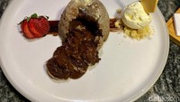 Ada menu dessert yang siap untuk mencuci mulut. Seperti menu Torta Barozzi. (Rp 50.000), dessert ala Italia ini mirip seperti molten cake yang bagian dalamnya meleleh. Foto: detikFood