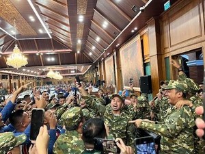 Pecah! Kabinet Prabowo Joget Bareng Taruna Akmil Magelang Usai Makan Malam