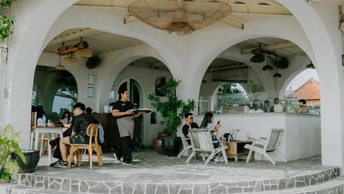 Kafe Stuja di Pantai yang berlokasi di Pantai Sanur. Denpasar, Bali. (Dok. Instagram @stujadipantai)