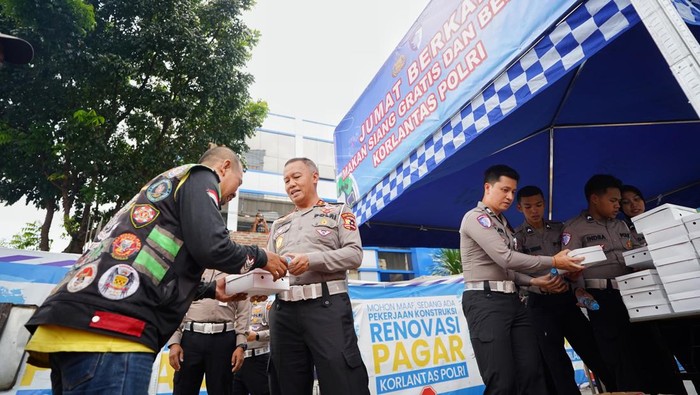 Kakorlantas Polri Irjen Aan saat membagikan makan siang ke pengguna jalan