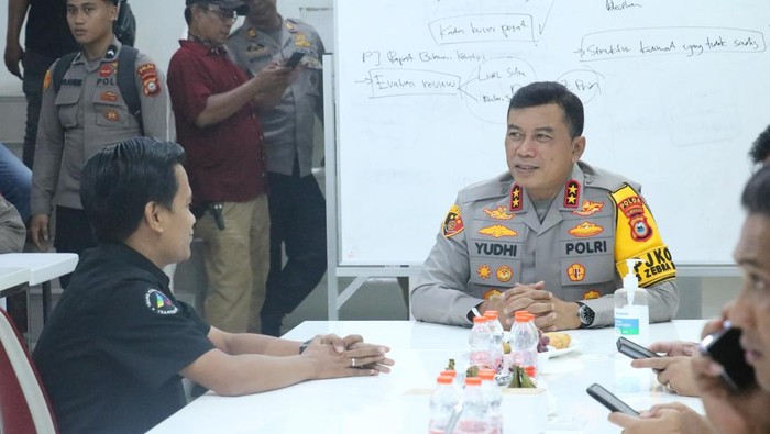 Kapolda Sulsel Irjen Yudhiawan Wibisono saat berbincang dengan Kepala Redaksi detikSulsel Noval Dhwinuari Antony. Dokumen Istimewa