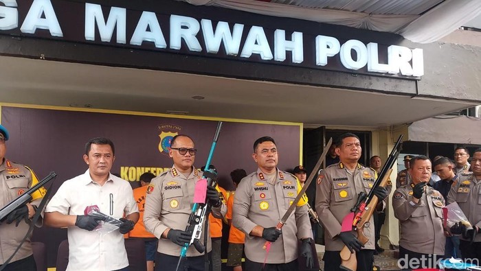 Kapolda Sumut bersama Kapolrestabes saat merilis kasus bentrok di Jalan Selambo.