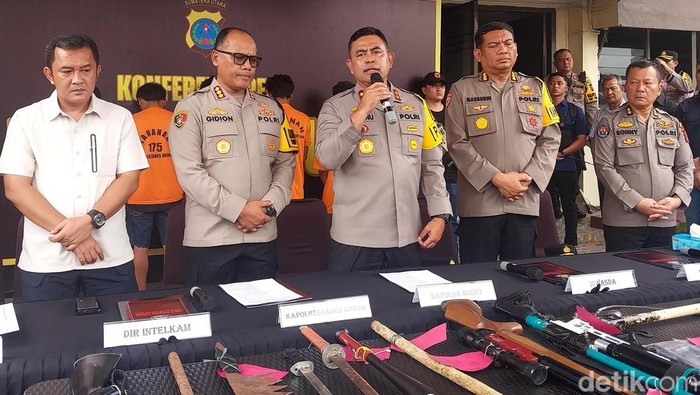 Kapolda Sumut Irjen Whisnu Hermawan Februanto saat merilis kasus penyerangan di Jalan Selambo. (Foto: Finta Rahyuni/detikSumut).