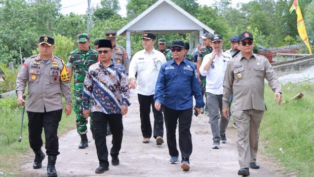 Kapolres bersama Forkopimda saat cek TPS di Teluk Lanus (Foto: Dok Humas Polres Siak)