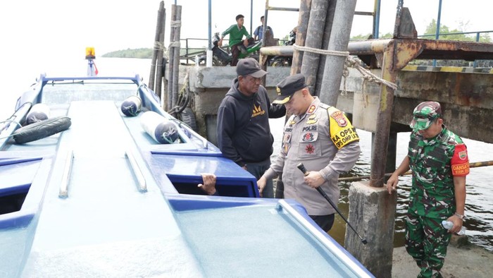 Kapolres bersama Forkopimda saat cek TPS di Teluk Lanus (Foto: Dok Humas Polres Siak)