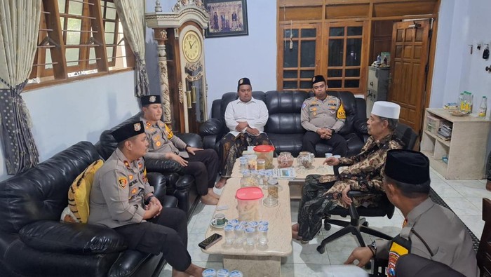 Kapolres Lamongan, AKBP Bobby Adimas Condroputra bertemu dengan KH Abdul Ghofur di Ponpes Sunan Drajat