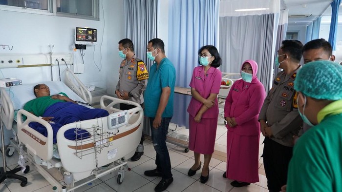 Kapolres Mojokerto Kota menjenguk satu keluarga yang menjadi korban pohon tumbang.
