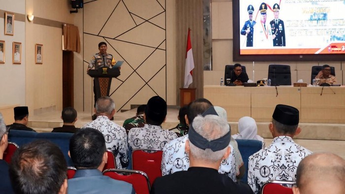 Kapolres Sukabumi AKBP Samian saat bertemu dengan guru