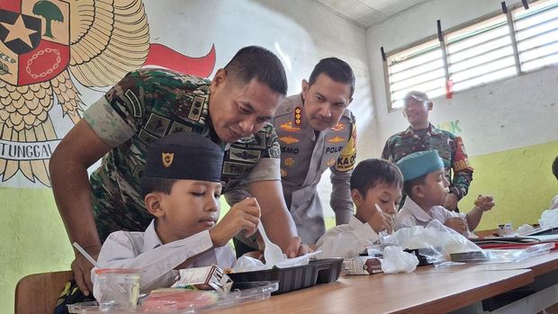 Kapolresta Bogor Kota Kombes Bismo Teguh Prakoso ditemani Dandim 0601 Kota Bogor Letkol Dwi Agung Prihanto bagikan makan bergizi gratis kepada siswa SDN Kebon Kopi, Jumat (25/10/2024).