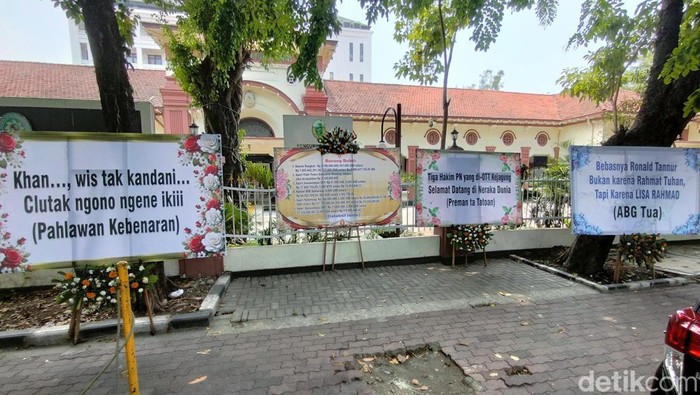 Karangan bunga di PN Surabaya setelah tiga hakimnya jadi tersangka suap vonis bebas Ronald