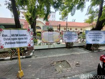 Karangan Bunga Penuhi PN Surabaya Usai 3 Hakimnya Jadi Tersangka Suap