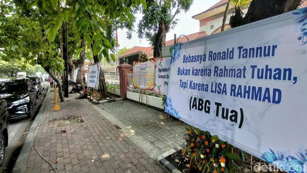 Karangan bunga di PN Surabaya setelah tiga hakimnya jadi tersangka suap vonis bebas Ronald