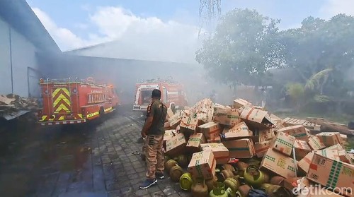 Upaya pemadaman dan evakuasi barang dagangan dari dalam toko grosir yang terbakar di Tampaksiring,  Gianyar, Jumat (25/10/2024). (foto : dok Damkar Gianyar).