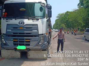 Terpeleset Jalan Gelombang-Tergenang di Jakut, Pemotor Tewas Terlindas Truk