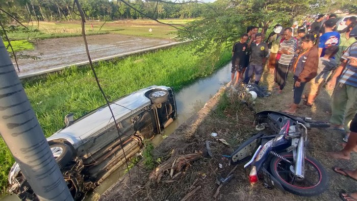 Kecelakaan mobil vs motor di Jalan Daendels, Galur, Kulon Progo, Jumat (25/10/2024).