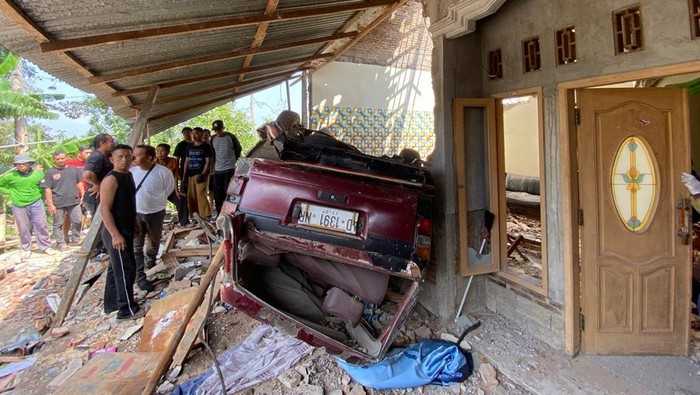 Kecelakaan mobil menimpa rumah warga di Kecamatan Girimarto, Jumat (25/10/2024).