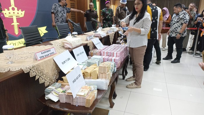 Kejaksaan Agung (Kejagung) pamerkan barang bukti hasil penggeledahan perkara dugaan suap hakim kasus Ronald Tannur.