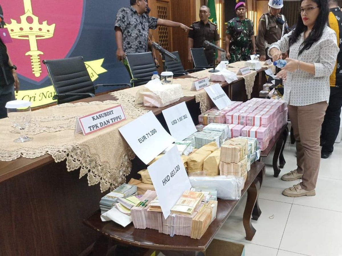 Kejagung Pamer Tumpukan Uang Barang Bukti Suap Vonis Bebas Ronald Tannur