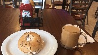 Suasananya yang unik mungkin menjadi daya tarik dari D&D cafe, tetapi poin tambahannya, mereka juga menyuguhkan hidangan enak. Foto: onlyinyourstate.com