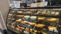 Menunya antara lain aneka salad dan roti-rotian yang bisa dilihat dalam etalase kaca seperti ini. Foto: onlyinyourstate.com