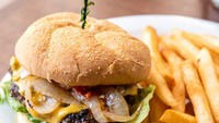 Selain toast, mereka juga menawarkan burger lezat yang dilengkapi dengan kentang goreng. Burgenya terlihat punya isian tebal, terdiri dari daging patty, bawang bombai, selada, dan keju. Foto: onlyinyourstate.com