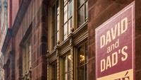 Siapa sangka bangunan bekas gedung bank disulap menjadi kafe yang unik. Namanya David and Dad’s Cafe di Baltimore, Maryland, Amerika Serikat. Foto: onlyinyourstate.com