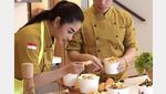 Keseruan Dewi Perssik Ulek Sambel hingga Masak di Rumah