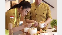 Baru-baru ini namanya disorot usai ramai dijodohkan dengan Mayor Teddy. Meski Dewi mengaku ia tak mau terlalu percaya diri. Foto: Instagram @dewiperssikreal