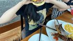 Keseruan Dewi Perssik Ulek Sambel hingga Masak di Rumah