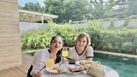 Akrab dengan Maia Estianty, Dewi unggah foto mereka makan siang bareng. Menunya ada aneka pasta hingga jus jeruk. Foto: Instagram @dewiperssikreal