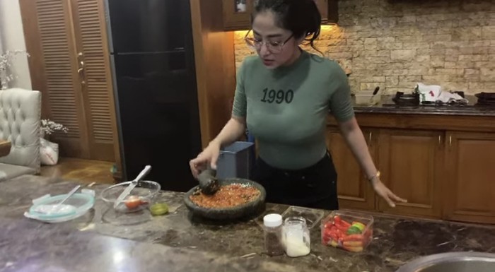 Keseruan Dewi Perssik sa gule k Sambel hingga Masak di Rumah Keseruan Dewi Perssik sa gule k Sambel hingga Masak di Rumah