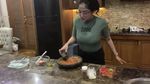 Keseruan Dewi Perssik Ulek Sambel hingga Masak di Rumah