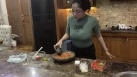 Jago buat sambal tempong ekstra pedas, ini kesibukan Dewi saat tengah masak dan buat sambel di dapurnya. Foto: Instagram @dewiperssikreal