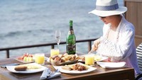 Sarapan cantik dengan roti dan buah-buahan, ditemani pemandangan laut lepas. Dewi mengaku rindu liburan. Foto: Instagram @dewiperssikreal