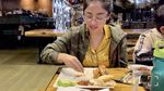 Keseruan Dewi Perssik Ulek Sambel hingga Masak di Rumah